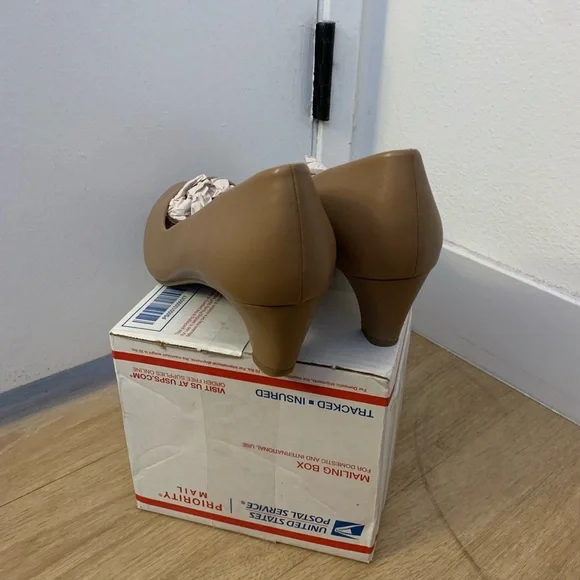 Journee Collection Luu Round Toe Low Heel Dress Pump in  Chestnut Brown NWOB - Picture 7 of 12